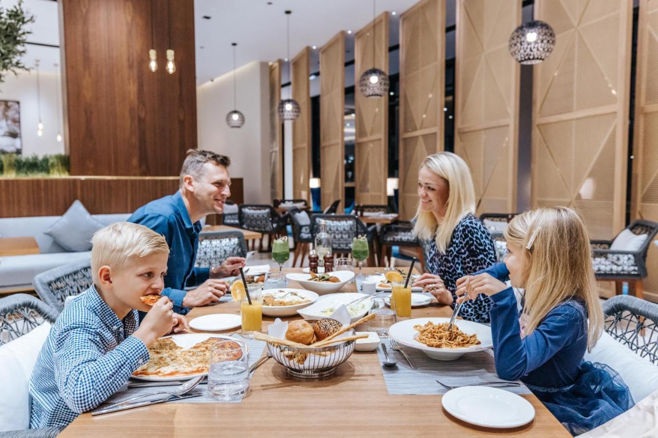 Maani Muscat Hotel & Suites Екстер'єр фото